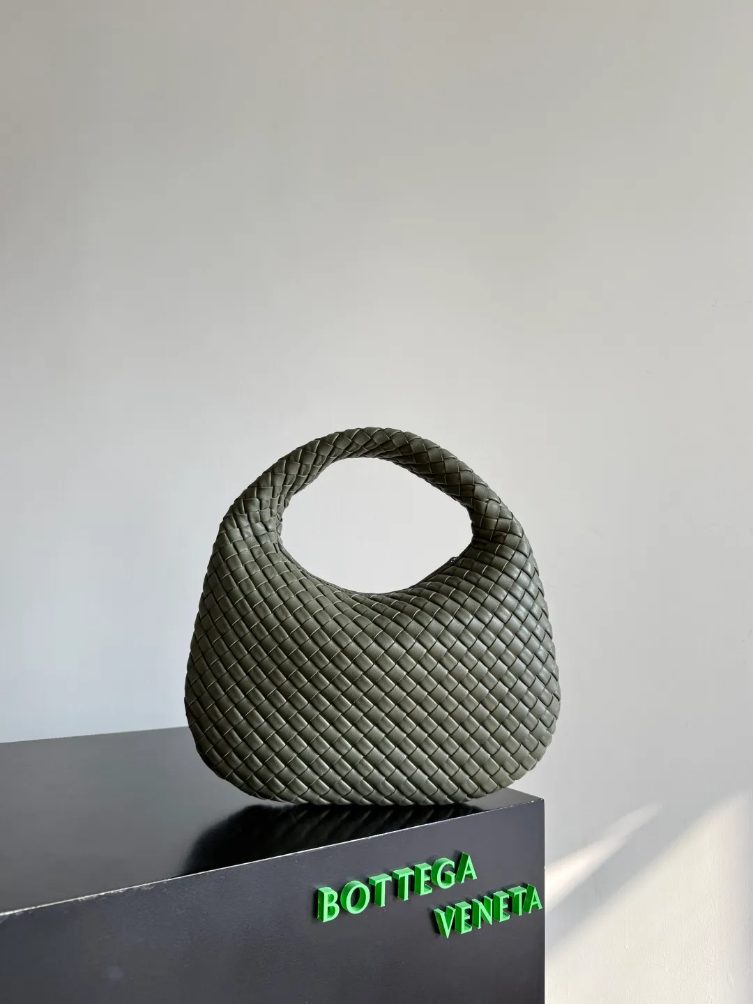 Batch 1720 BV Bottega Veneta's new early spring women's shoulder bag. The soft and delicate Hobo bag in small size is shipped! Many friends are waiting for this bag. It has a round shape and a large capacity. It can hold a 50-fold umbrella inside. Babies with a lot of daily items do not need to worry about the capacity of this bag. It is a practical bag for traveling and commuting. Although it is fluffy, it is soft and comfortable when carried on one shoulder. It has a modern and retro feel. Model No.: 856736 Size: 35*21*5cm